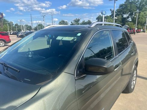 Used 2019 Jeep Cherokee Latitude Plus w/ Cold Weather Group AWD/4WD image 8