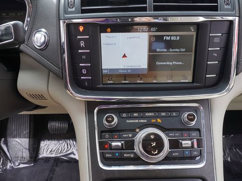 Used 2017 Lincoln Continental Select image 19