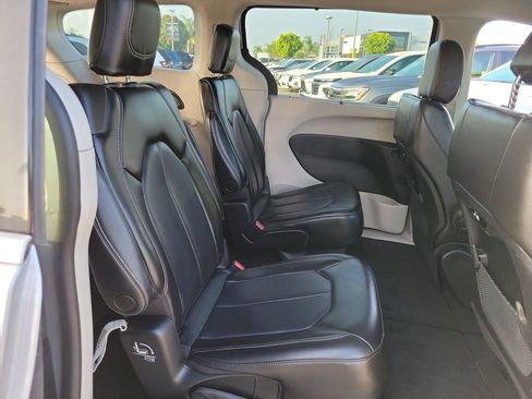Certified 2023 Chrysler Pacifica Touring-L FWD image 20