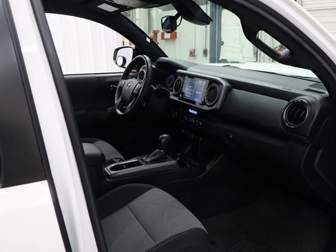 Used 2022 Toyota Tacoma TRD Sport w/ Technology Package image 29