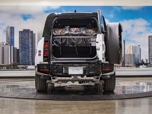 Used 2025 Land Rover Defender 130 X-Dynamic SE image 12