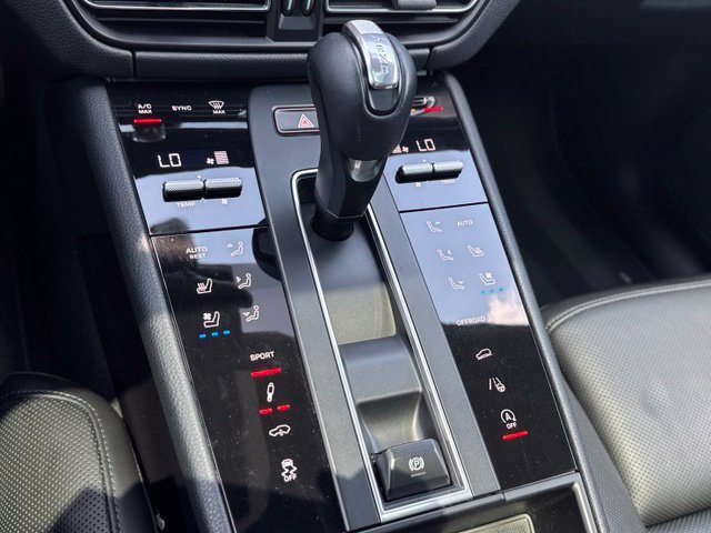 Certified 2022 Porsche Macan AWD/4WD image 30