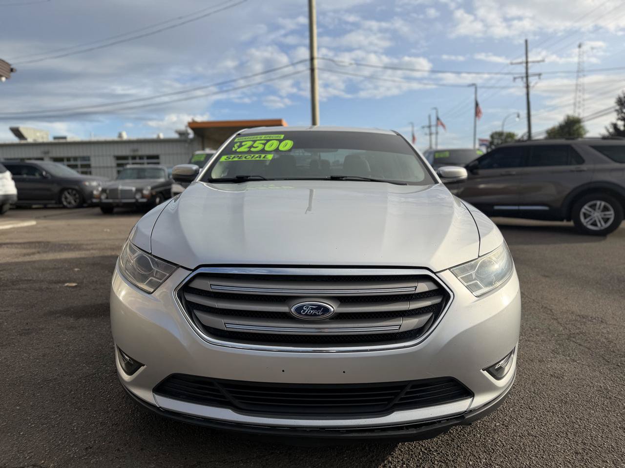 Used 2015 Ford Taurus SEL FWD image 4