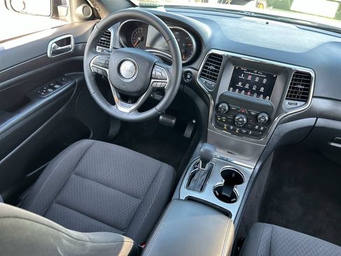 Used 2018 Jeep Grand Cherokee Laredo RWD image 11