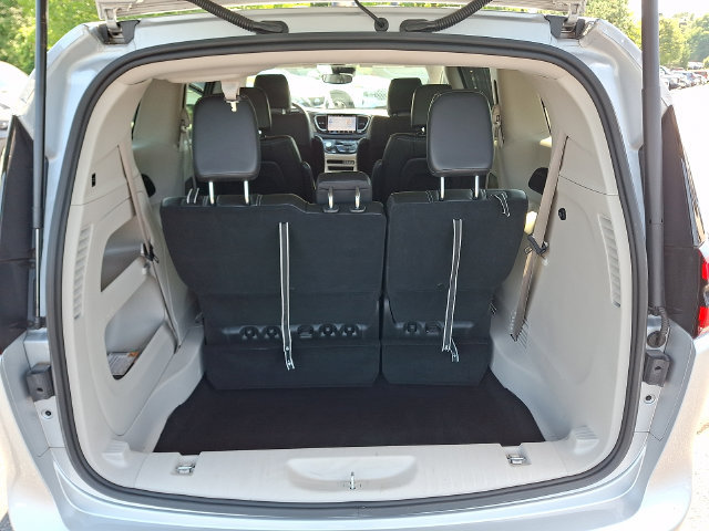 Used 2024 Chrysler Pacifica Touring-L FWD image 30