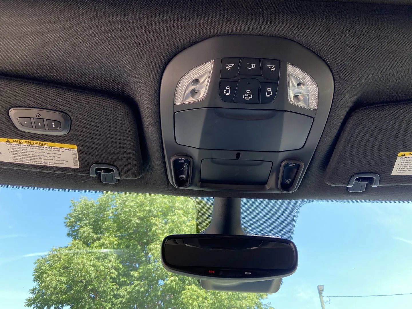 Used 2025 Chrysler Pacifica Limited FWD image 18
