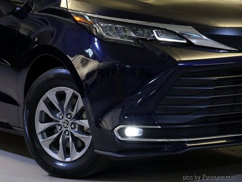 Used 2022 Toyota Sienna XLE FWD image 3