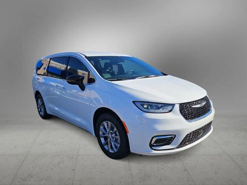 New 2026 Chrysler Pacifica Select image 2