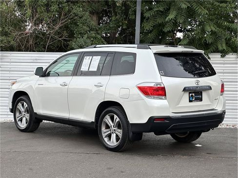 Used 2011 Toyota Highlander Limited w/ Tow Pkg AWD/4WD image 12