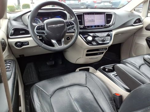 Used 2022 Chrysler Pacifica Touring-L FWD image 13
