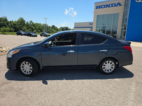 Used 2015 Nissan Versa SV FWD image 11