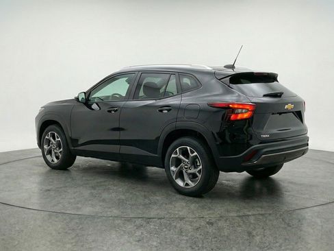 Used 2025 Chevrolet Trax LT FWD image 6