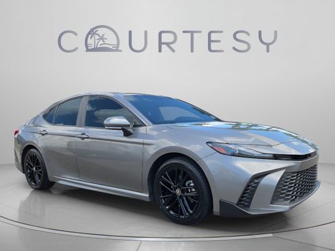 Used 2025 Toyota Camry SE FWD image 7