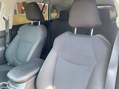 Used 2021 Toyota RAV4 LE FWD image 11