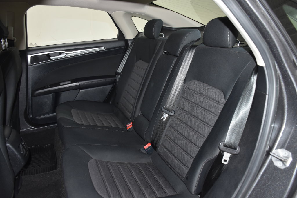 Used 2020 Ford Fusion SE FWD image 26