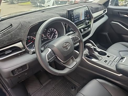 Used 2022 Toyota Highlander XLE AWD/4WD image 14