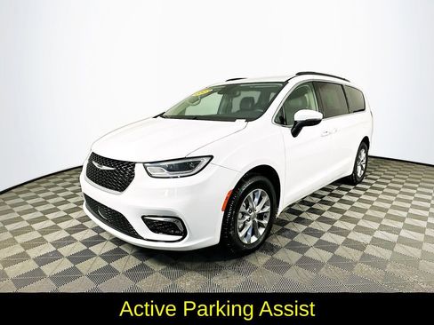 Used 2023 Chrysler Pacifica Touring-L image 5