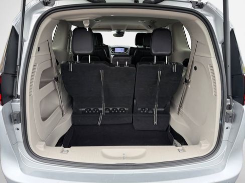 Used 2023 Chrysler Pacifica Touring-L image 25