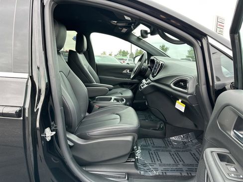 New 2026 Chrysler Pacifica Select image 26