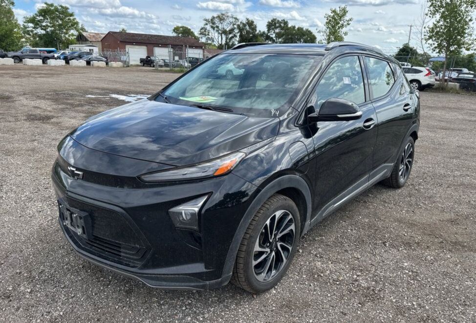 Used 2023 Chevrolet Bolt EUV Premier w/ Sun & Sound Package FWD image 2