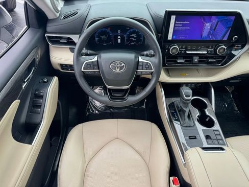 Used 2024 Toyota Highlander Limited image 20