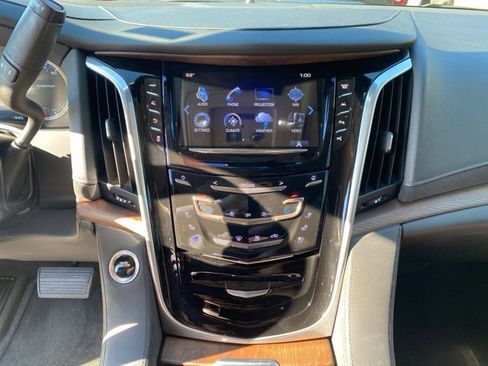 Used 2020 Cadillac Escalade Premium Luxury image 19