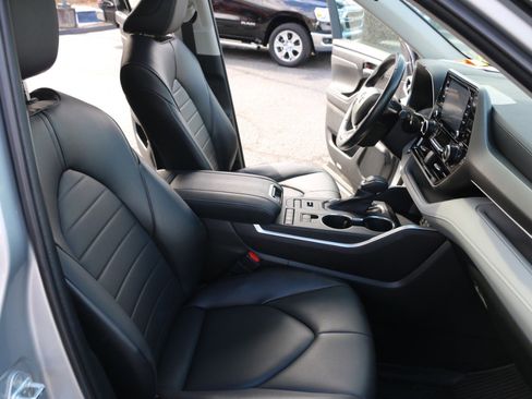Used 2022 Toyota Highlander XLE image 27