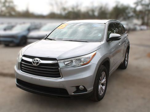 Used 2015 Toyota Highlander XLE image 18