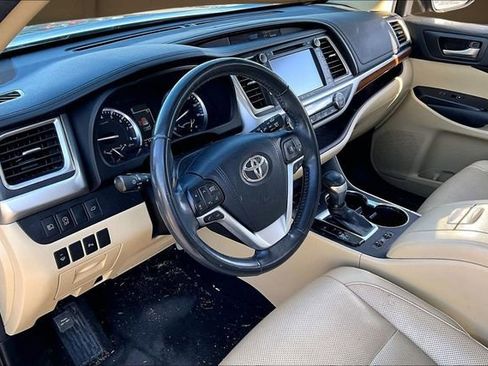 Used 2017 Toyota Highlander FWD V6 image 14