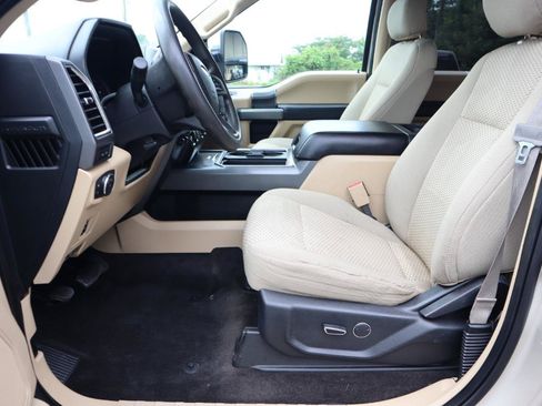 Used 2017 Ford F250 XLT w/ XLT Premium Package AWD/4WD image 12