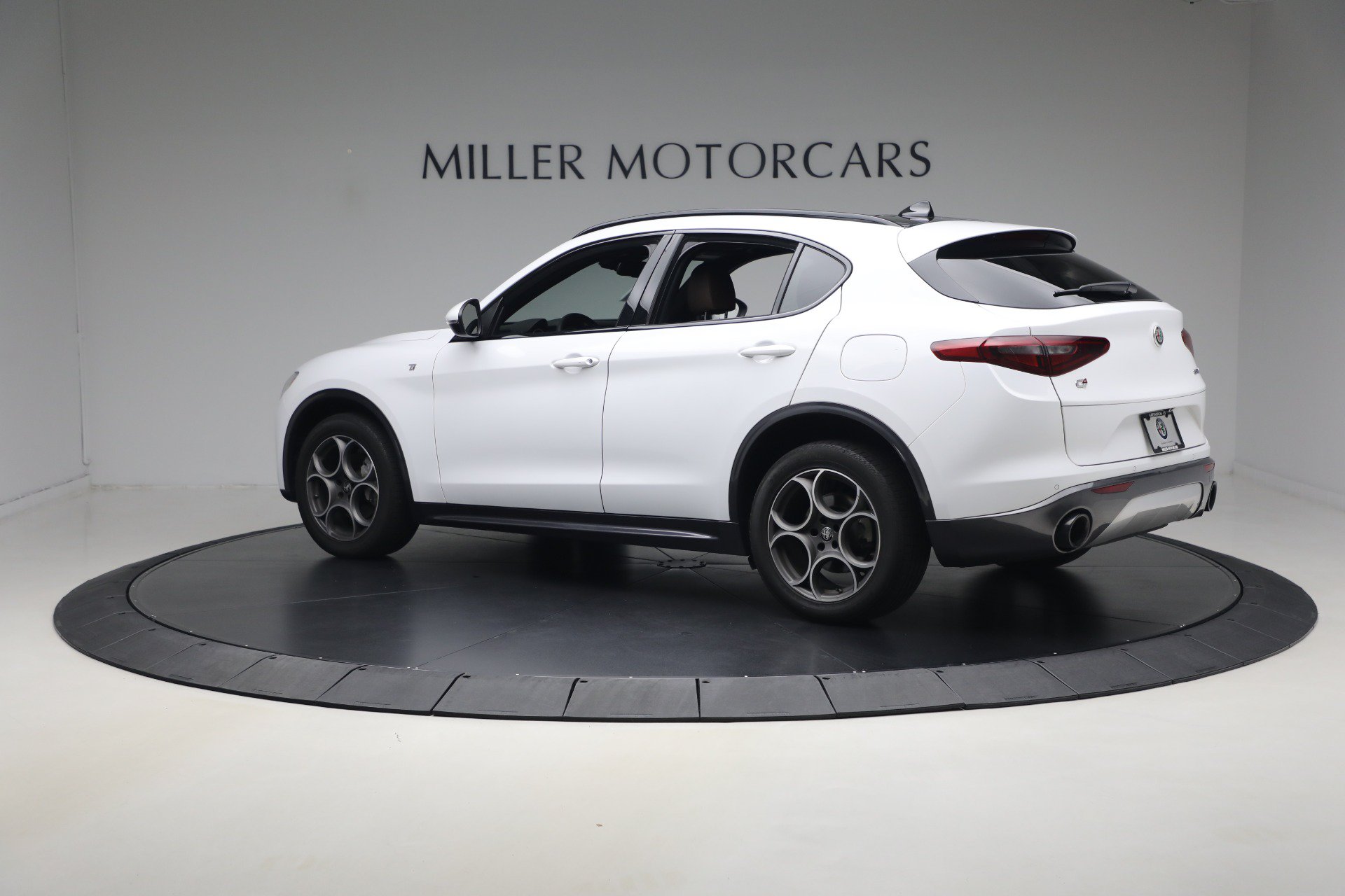 Used 2023 Alfa Romeo Stelvio Ti w/ Active Assist Plus Package AWD/4WD image 4