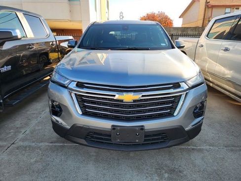 Used 2023 Chevrolet Traverse LT image 2