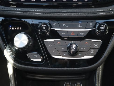 Used 2025 Chrysler Pacifica Limited image 24