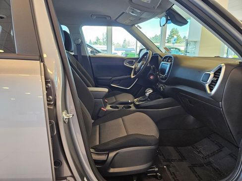 Used 2025 Kia Soul LX w/ LX Technology Package FWD image 24