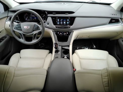 Used 2017 Cadillac XT5 Luxury w/ Driver Awareness Package image 3