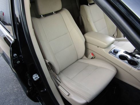 Used 2018 Jeep Grand Cherokee Laredo image 31