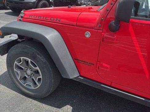 Used 2015 Jeep Wrangler Unlimited Rubicon w/ Connectivity Group AWD/4WD image 8