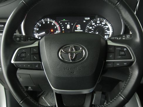 Used 2023 Toyota Highlander XLE image 16