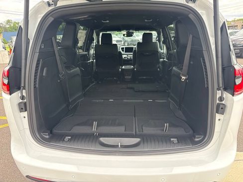 New 2027 Chrysler Pacifica Select AWD/4WD image 17