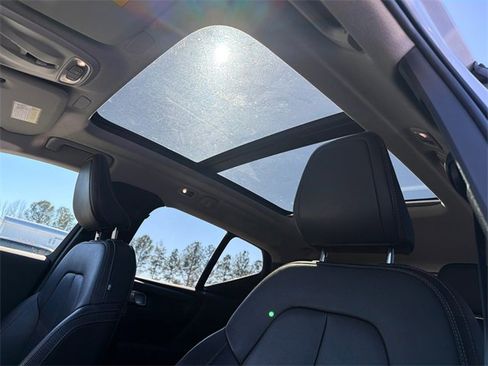 Used 2021 Volvo XC40 T4 Momentum image 33