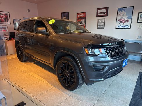Used 2017 Jeep Grand Cherokee Altitude image 2