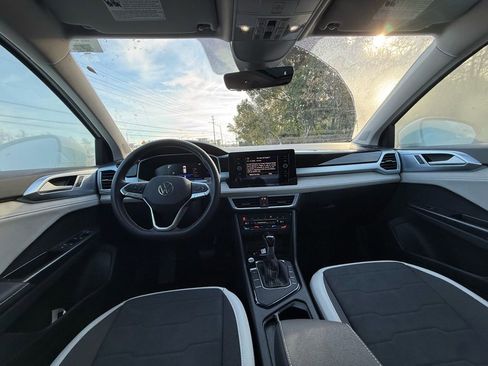 Used 2025 Volkswagen Taos SE w/ Panoramic Sunroof Package image 21