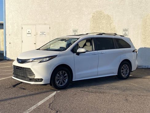 Used 2023 Toyota Sienna LE image 3