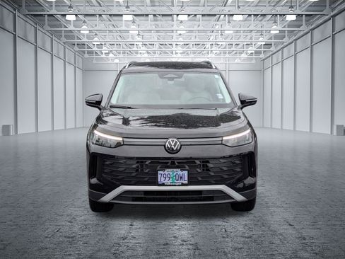 Used 2025 Volkswagen Tiguan SE FWD image 8