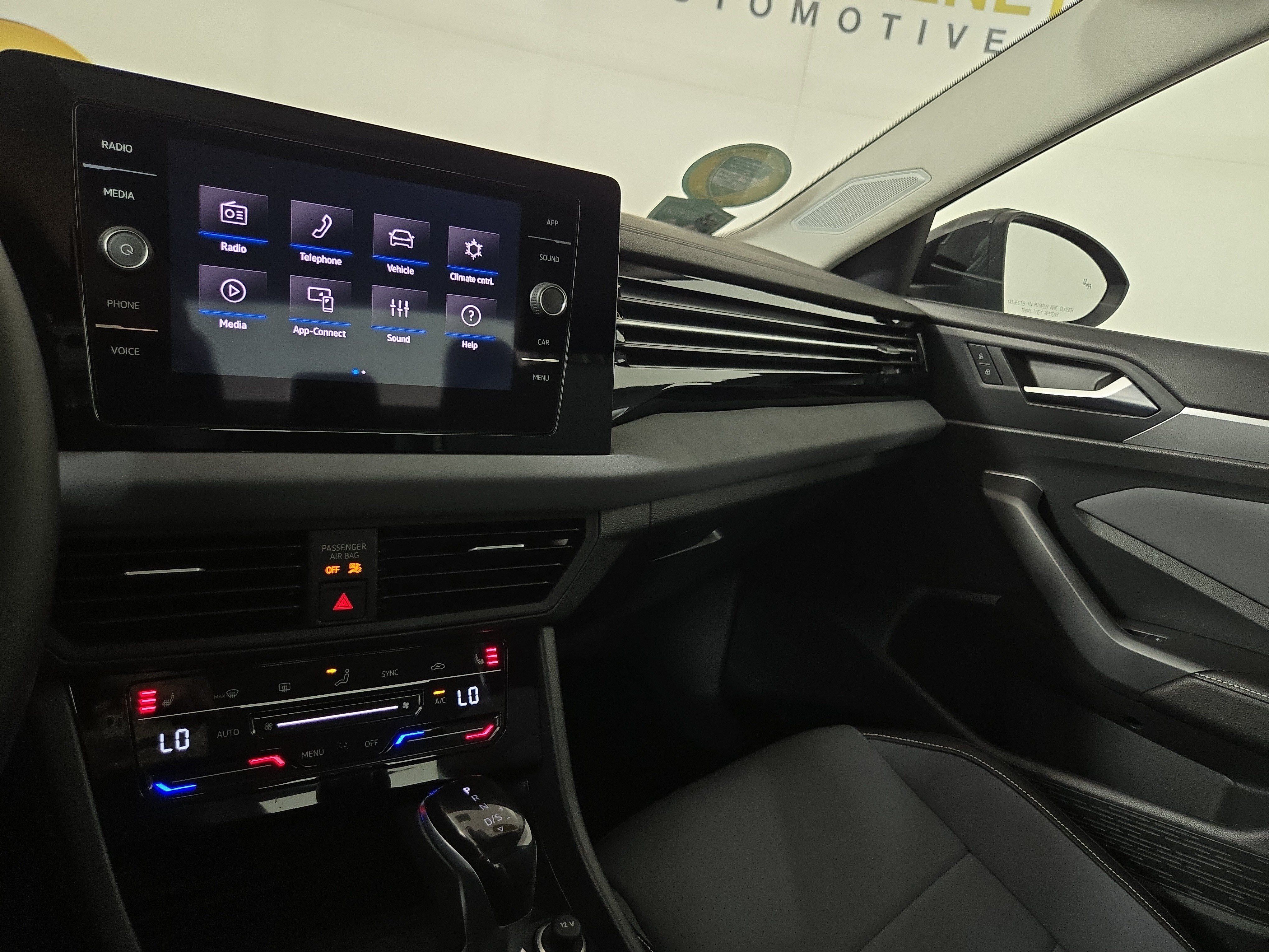 Used 2025 Volkswagen Jetta SE FWD image 22