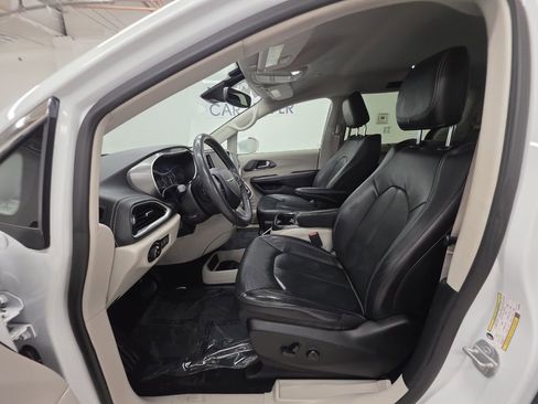 Used 2022 Chrysler Pacifica Touring-L AWD/4WD image 8