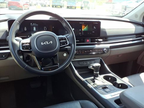 Used 2025 Kia Carnival FWD image 6
