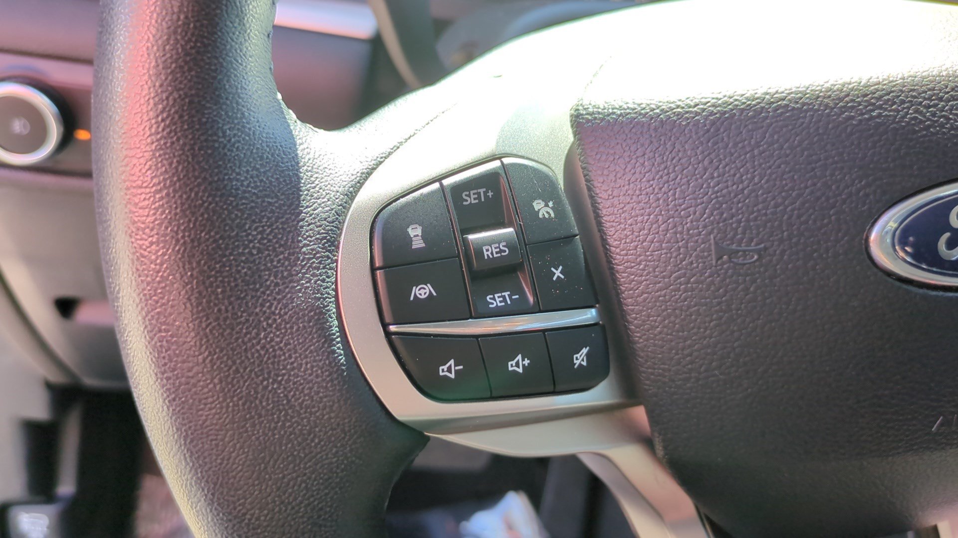 Used 2024 Ford Explorer XLT w/ Equipment Group 202A RWD image 18