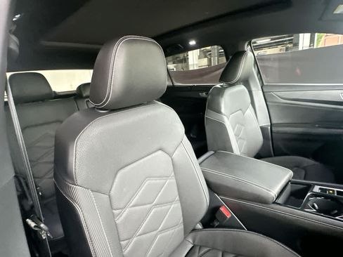 Used 2024 Volkswagen Atlas Cross Sport SE FWD image 27