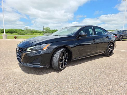 Used 2024 Nissan Altima 2.5 SR w/ SR Premium Package FWD image 3